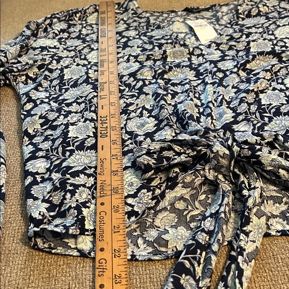 American Eagle Boho Floral V-Neck Tie-Front Bell Sleeve Top Navy/Light Blue NWT - Picture 6 of 10